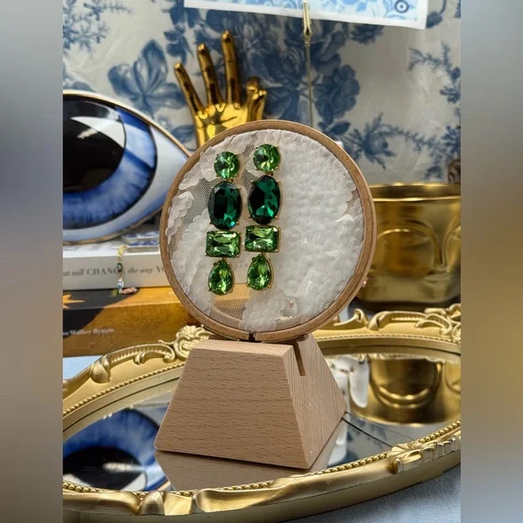 🆕 OSCAR DE LA RENTA 🧿 NWOT Goldtone & Green Crystal Geometric Drop Earring - Picture 3 of 16